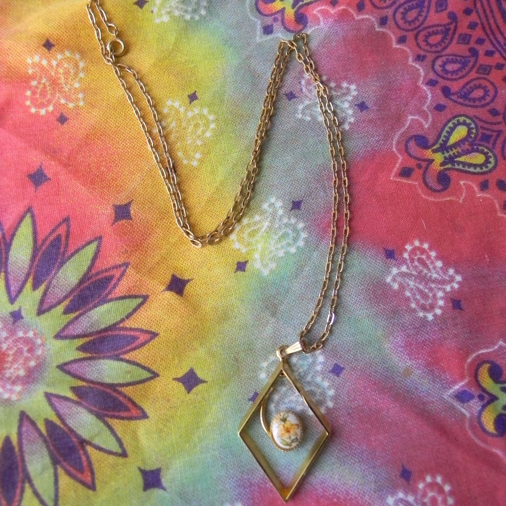 Unique Diamond Shape With Painting Nacklace